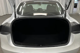 valkoinen Tesla Model 3 2024 kuva 15.
