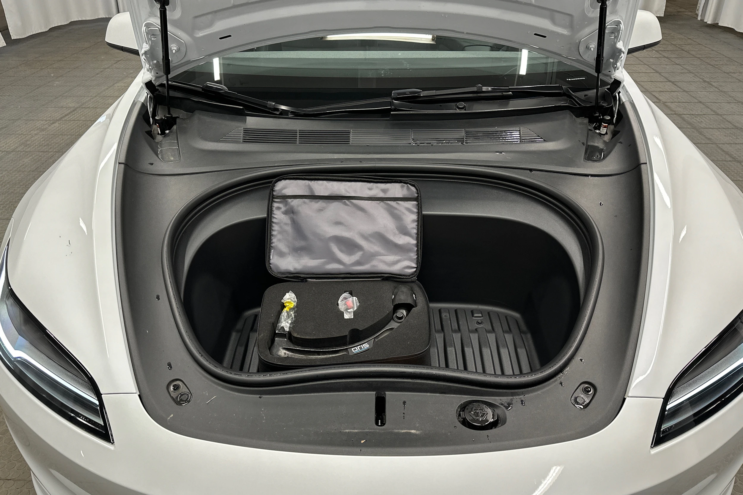valkoinen Tesla Model 3 2024 kuva 17.
