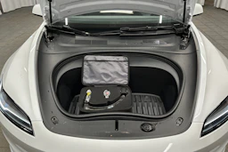 valkoinen Tesla Model 3 2024 kuva 17.