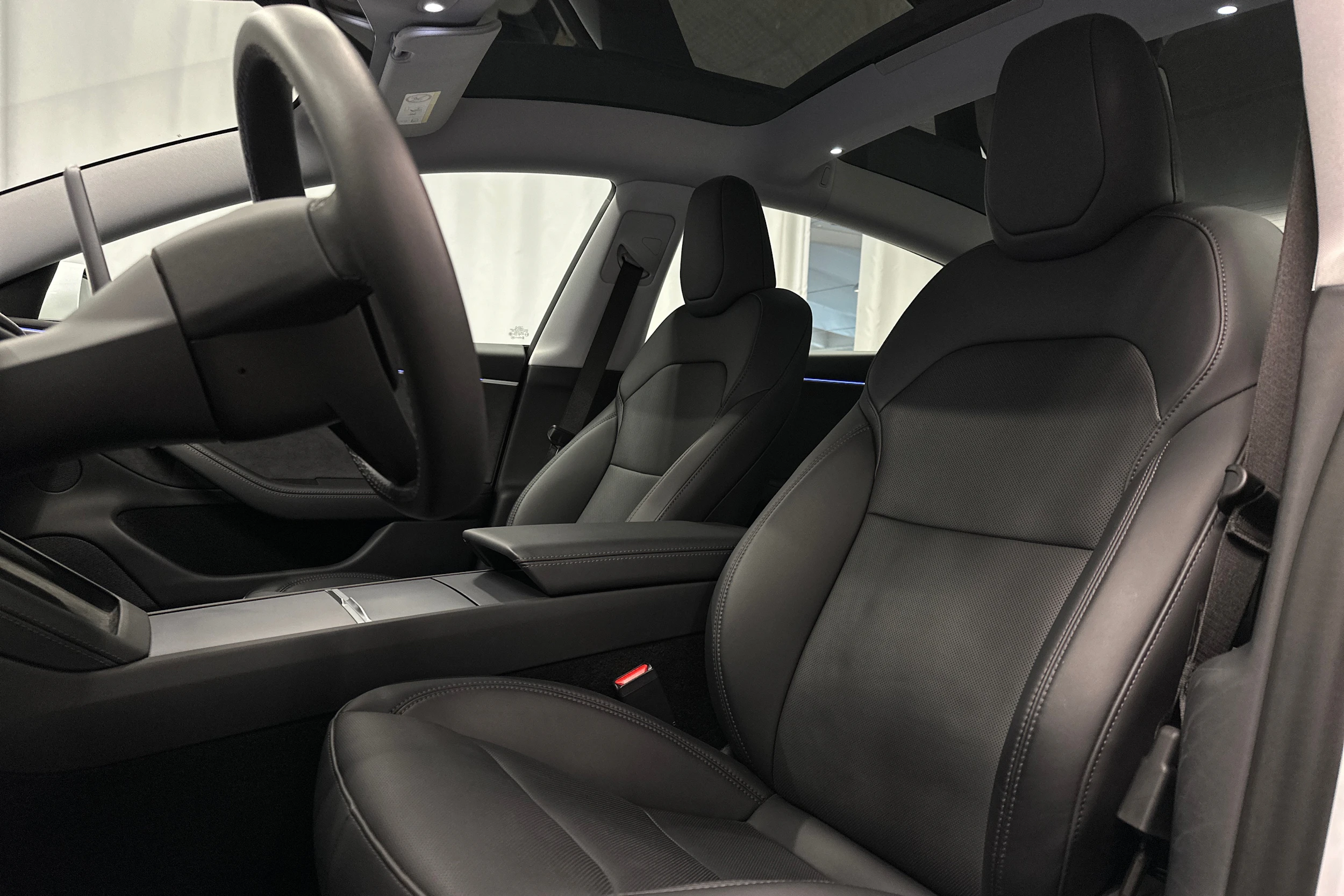 valkoinen Tesla Model 3 2024 kuva 18.