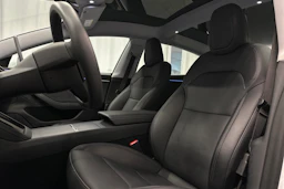 valkoinen Tesla Model 3 2024 kuva 18.