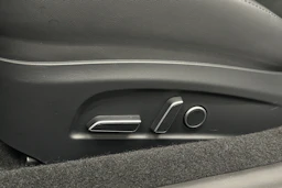 valkoinen Tesla Model 3 2024 kuva 19.