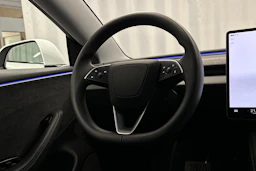 valkoinen Tesla Model 3 2024 kuva 20.