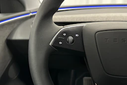 valkoinen Tesla Model 3 2024 kuva 21.