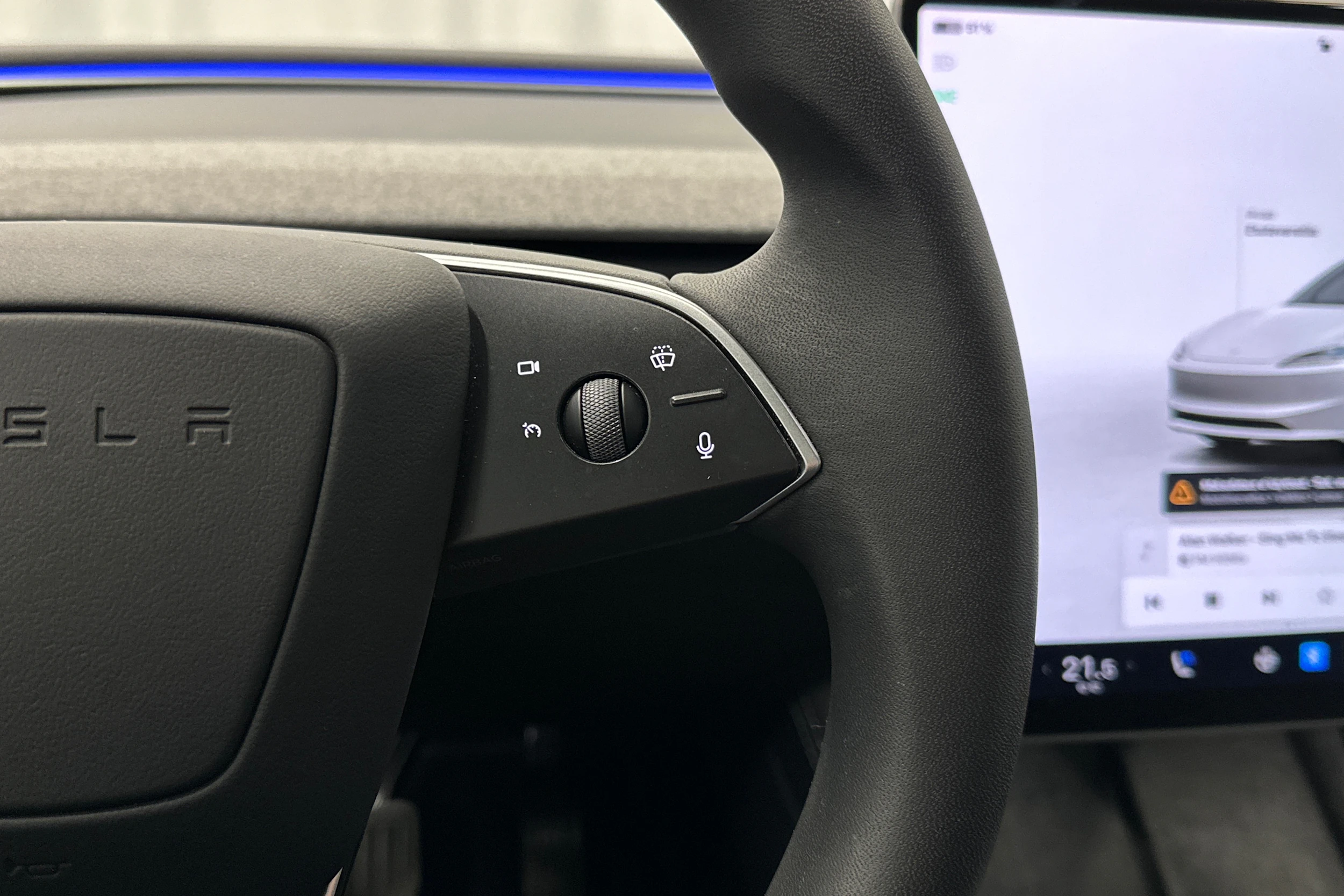 valkoinen Tesla Model 3 2024 kuva 22.