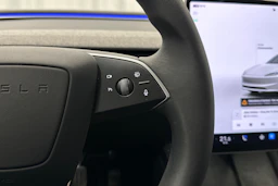 valkoinen Tesla Model 3 2024 kuva 22.