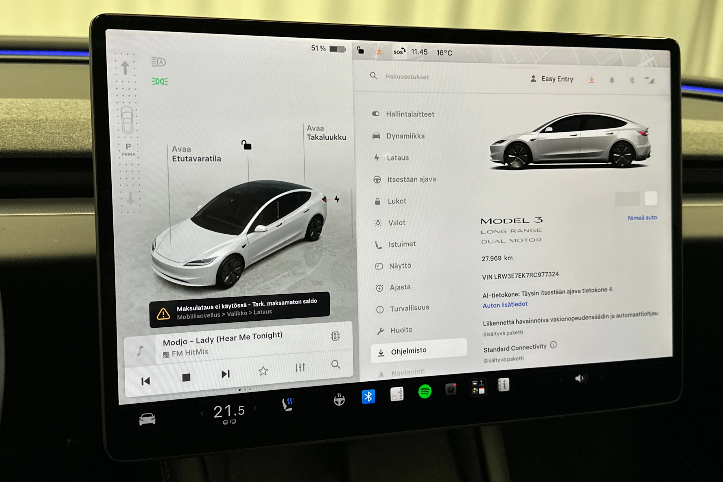 valkoinen Tesla Model 3 2024 kuva 23.