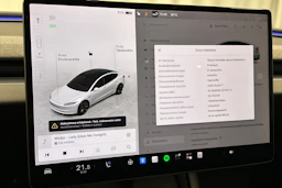valkoinen Tesla Model 3 2024 kuva 24.