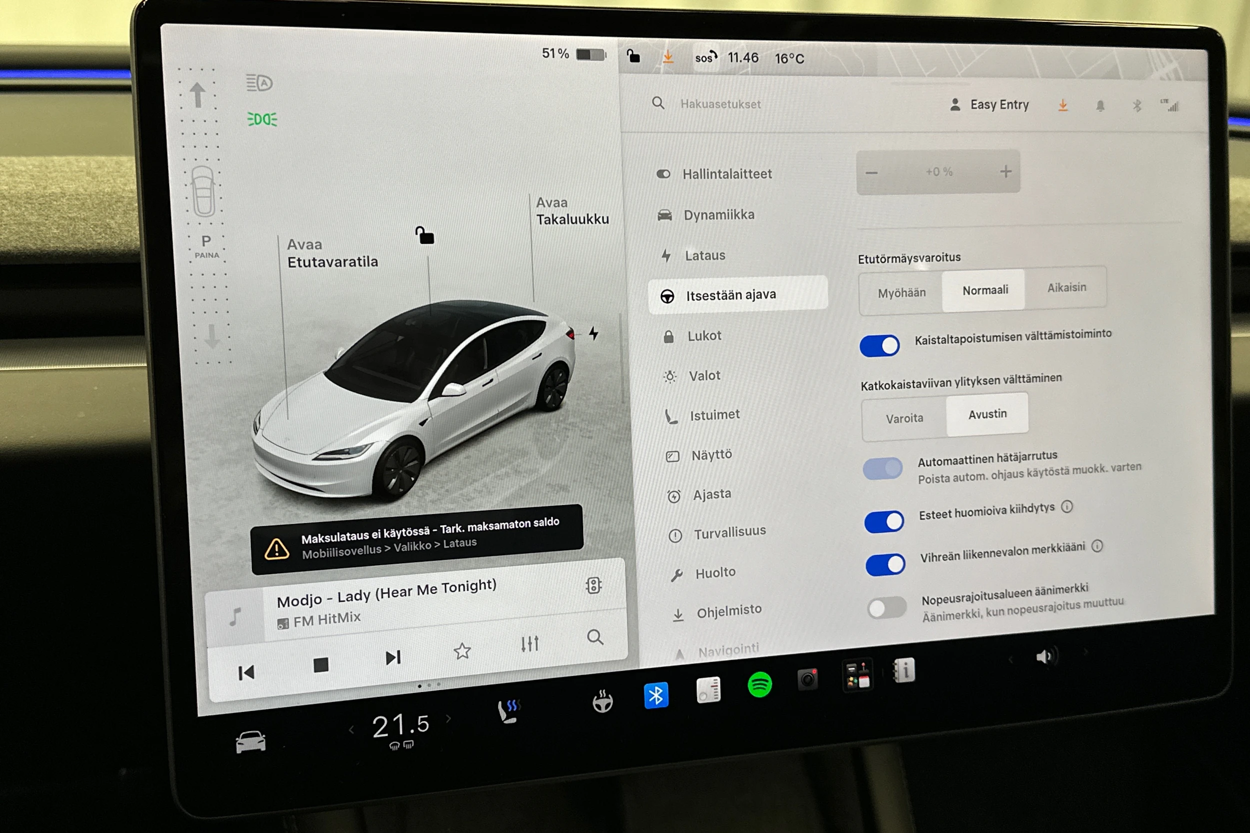valkoinen Tesla Model 3 2024 kuva 25.