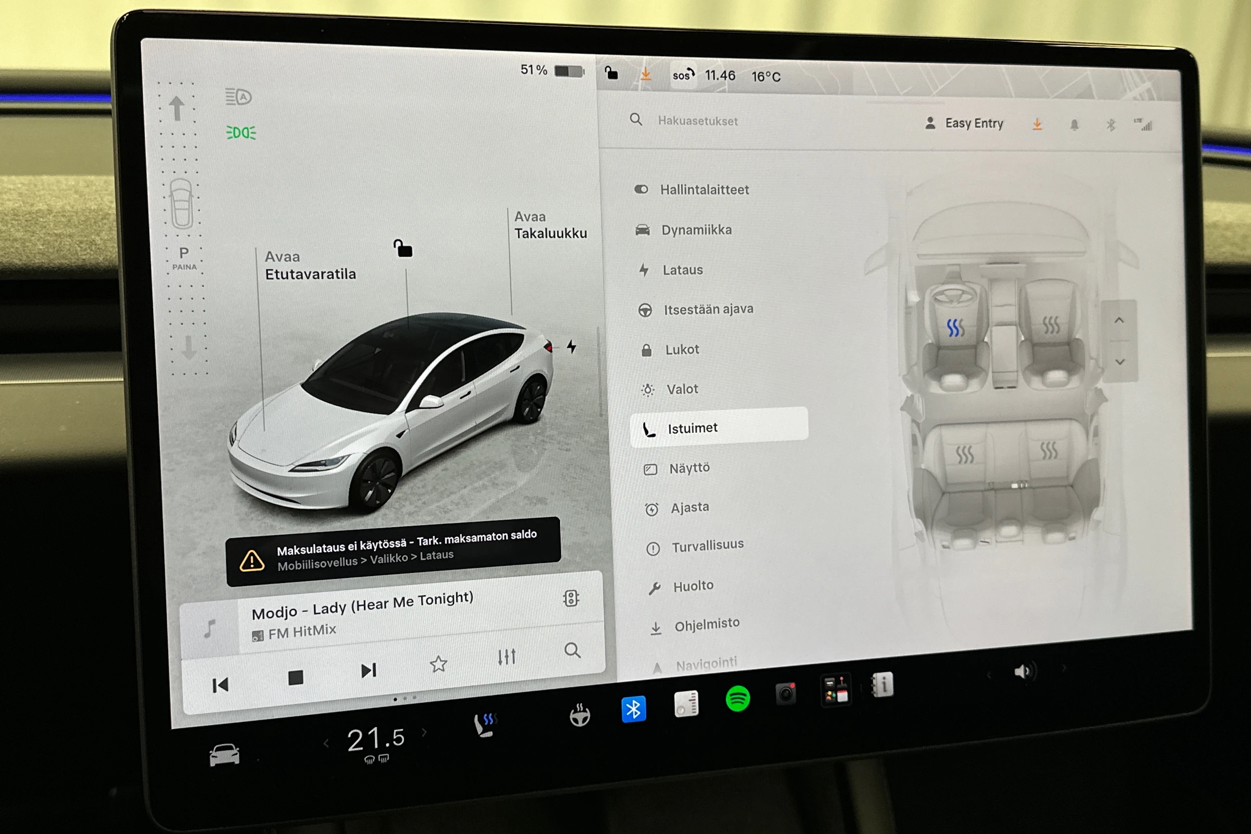 valkoinen Tesla Model 3 2024 kuva 26.