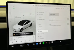 valkoinen Tesla Model 3 2024 kuva 27.