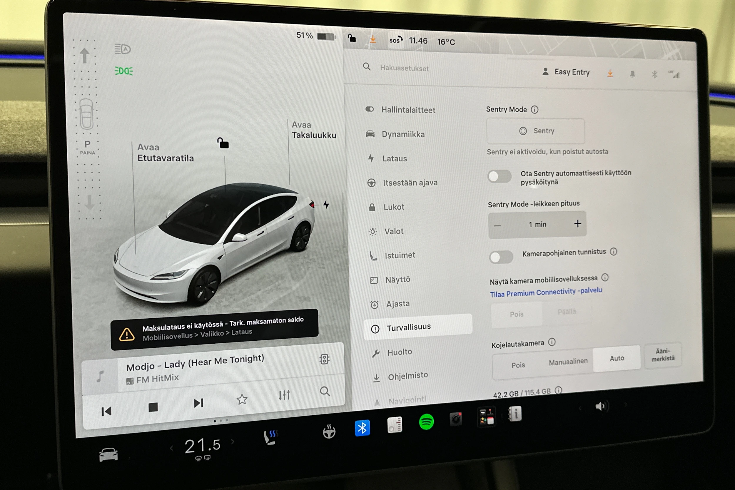 valkoinen Tesla Model 3 2024 kuva 28.