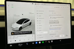 valkoinen Tesla Model 3 2024 kuva 28.