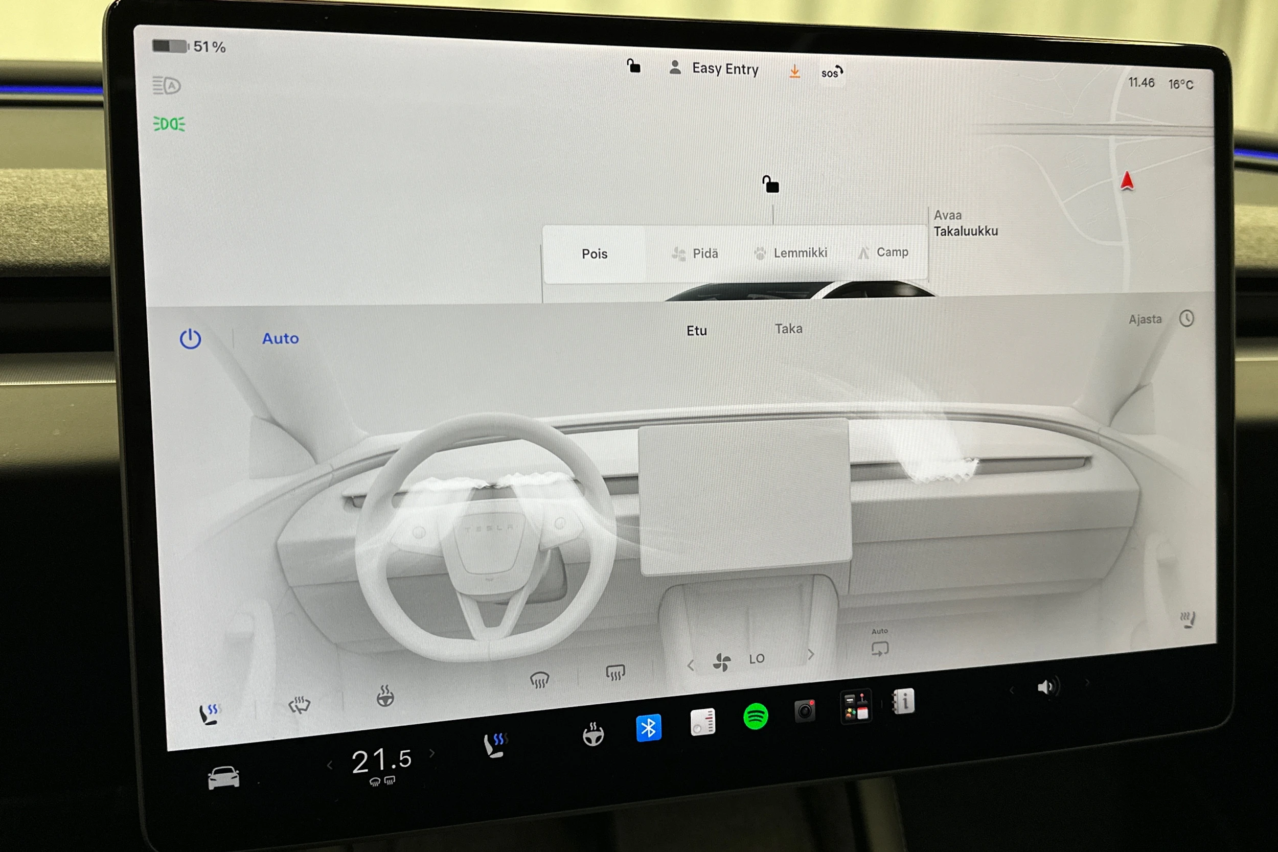 valkoinen Tesla Model 3 2024 kuva 29.