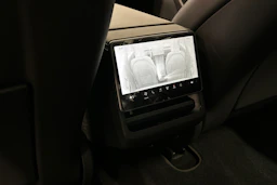valkoinen Tesla Model 3 2024 kuva 31.