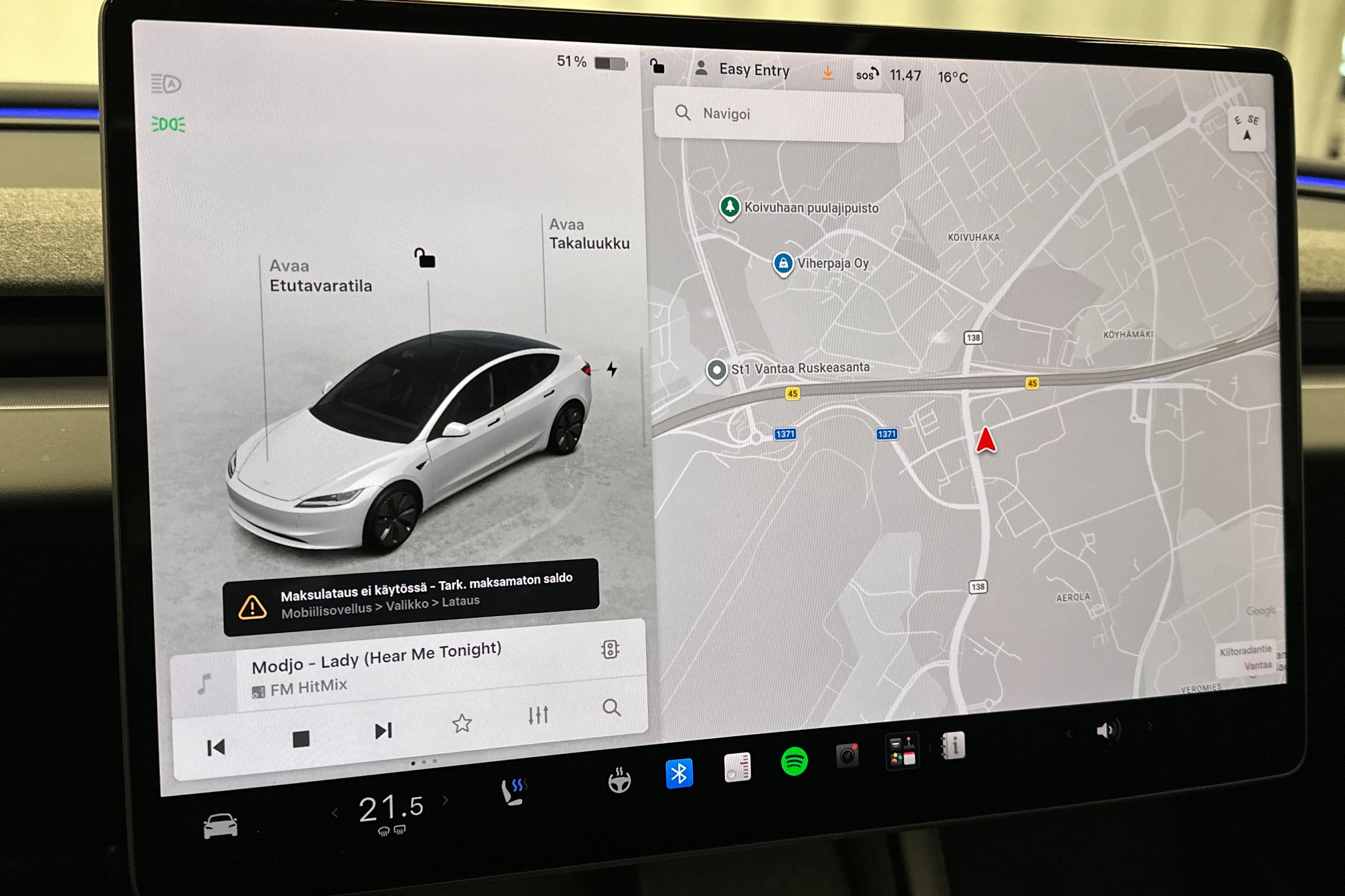 valkoinen Tesla Model 3 2024 kuva 33.