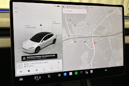 valkoinen Tesla Model 3 2024 kuva 33.