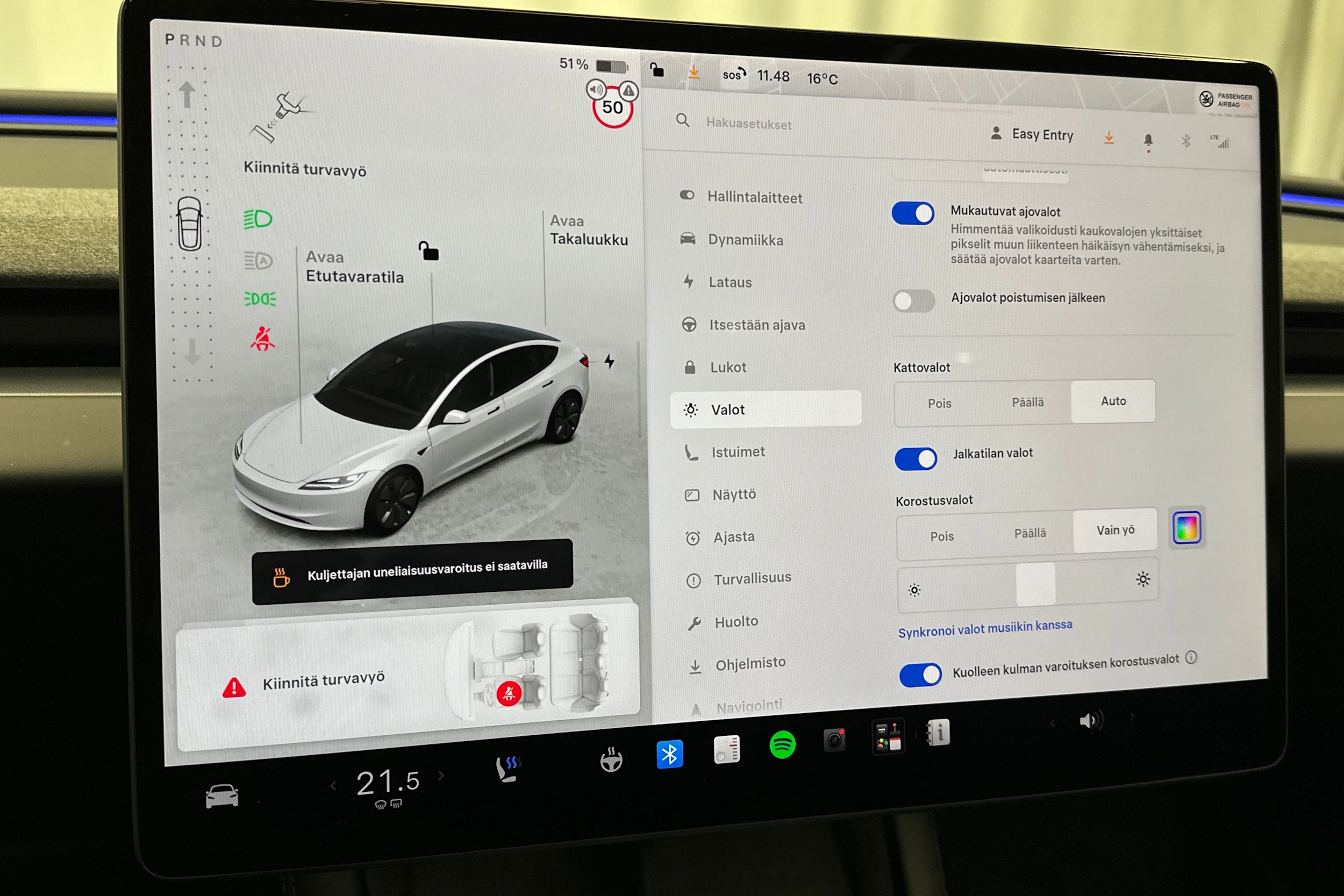 valkoinen Tesla Model 3 2024 kuva 36.