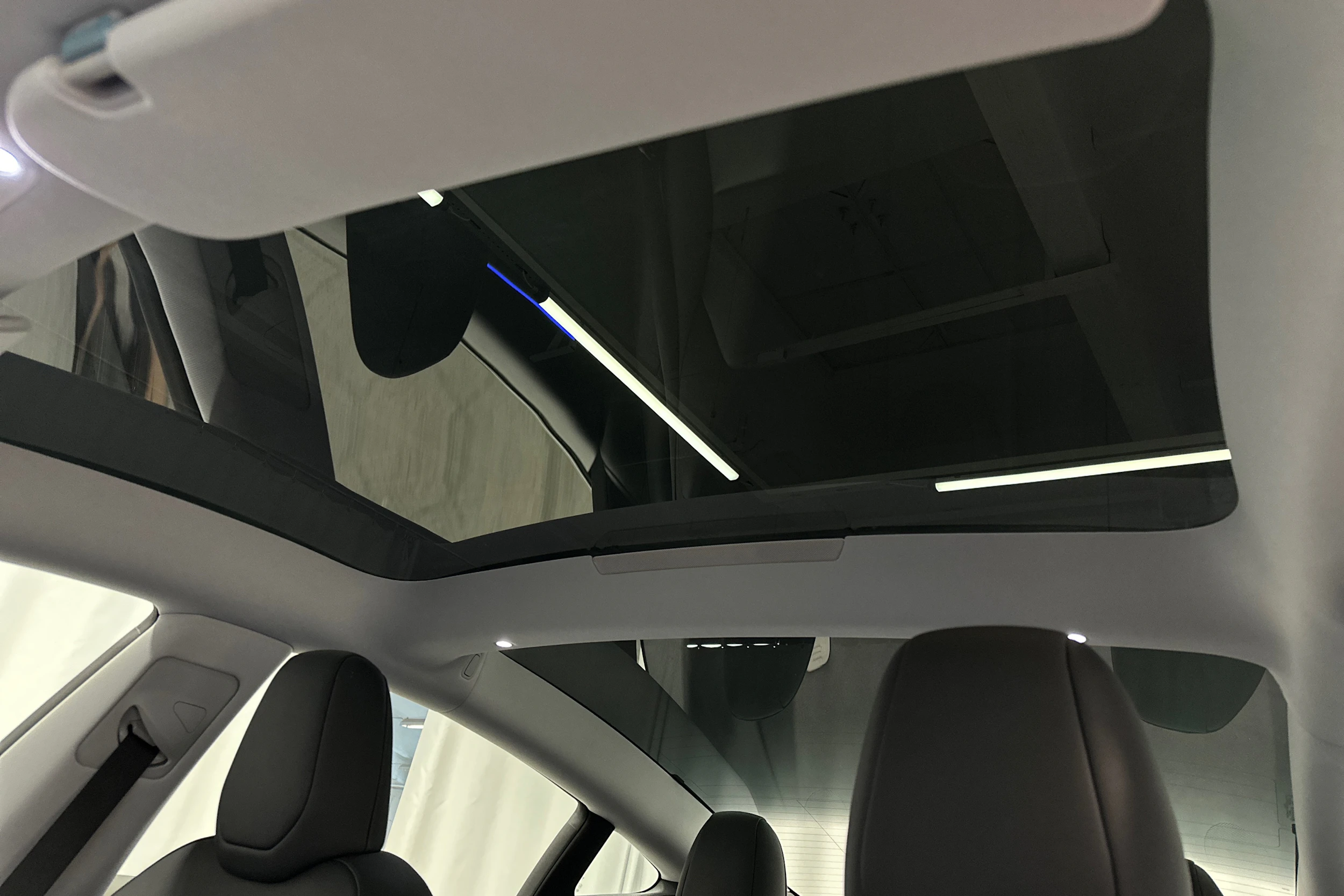 valkoinen Tesla Model 3 2024 kuva 37.