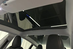 valkoinen Tesla Model 3 2024 kuva 37.
