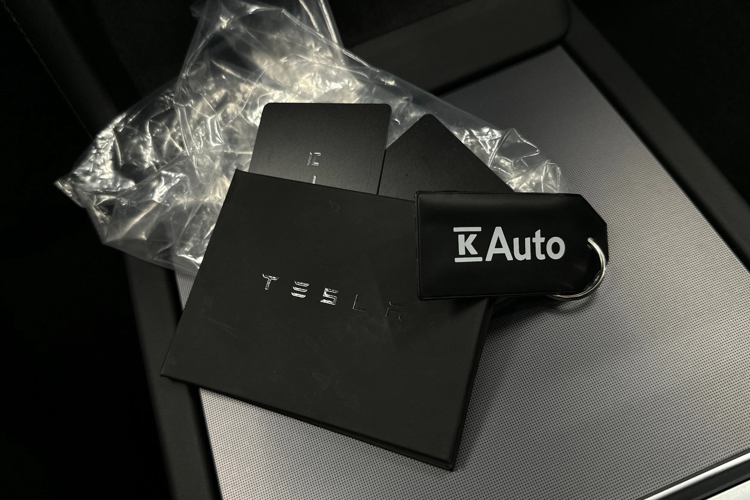 valkoinen Tesla Model 3 2024 kuva 38.