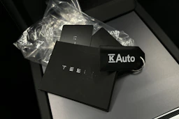 valkoinen Tesla Model 3 2024 kuva 38.