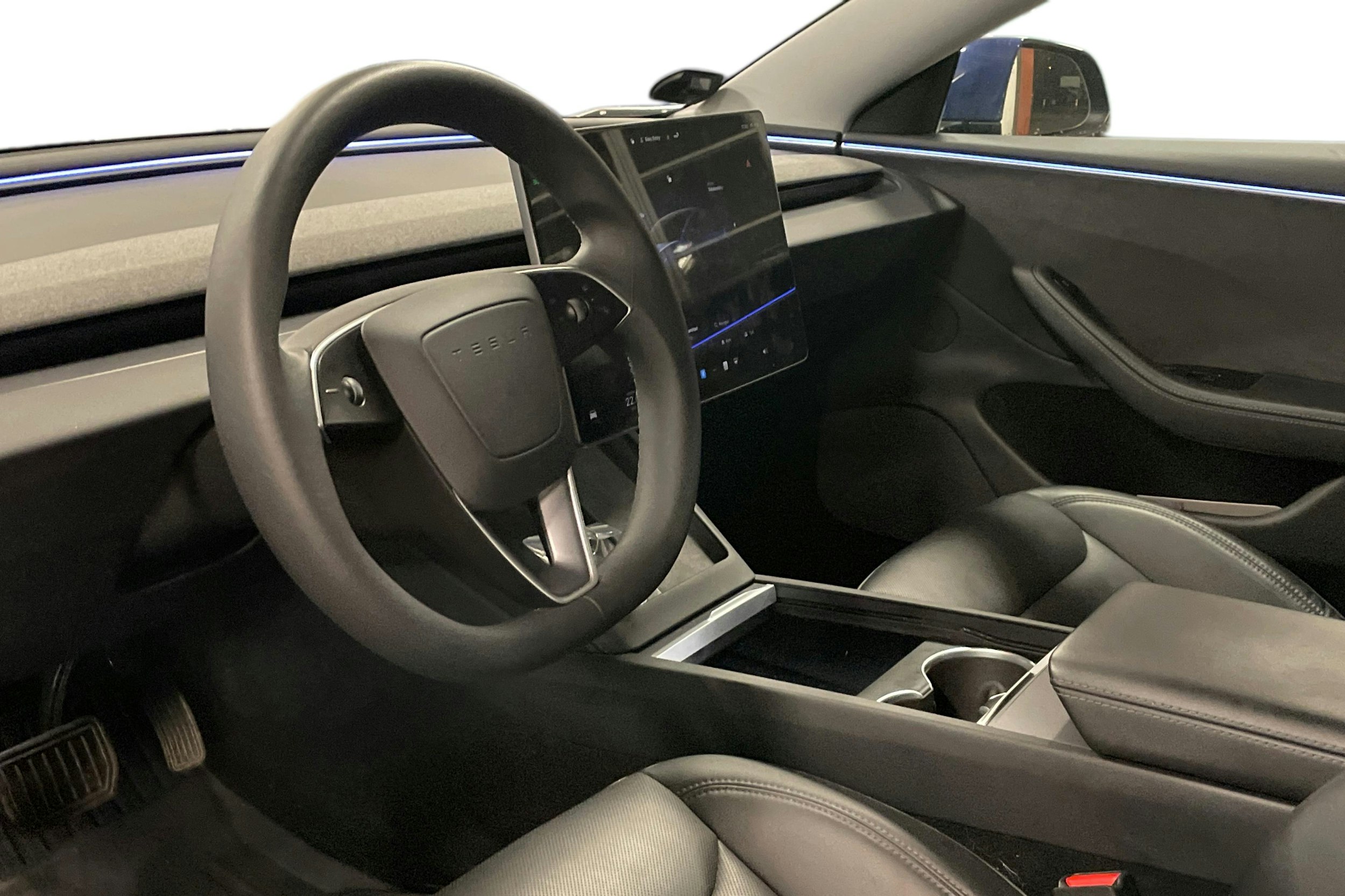 sininen Tesla Model 3 2024 kuva 3.