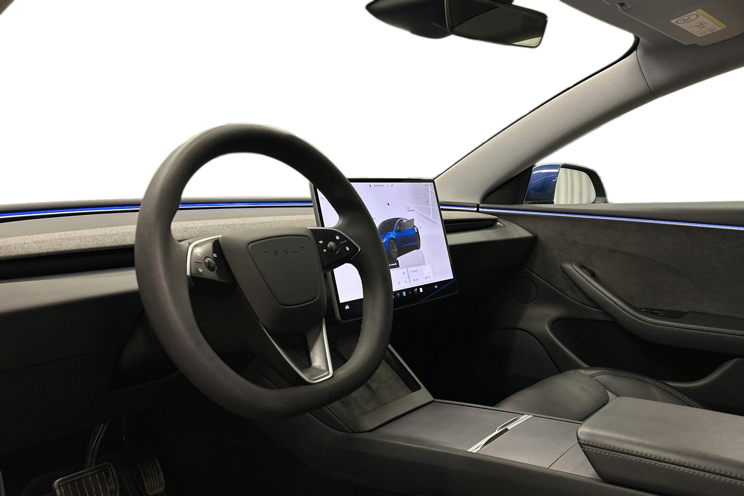 sininen Tesla Model 3 2024 kuva 7.
