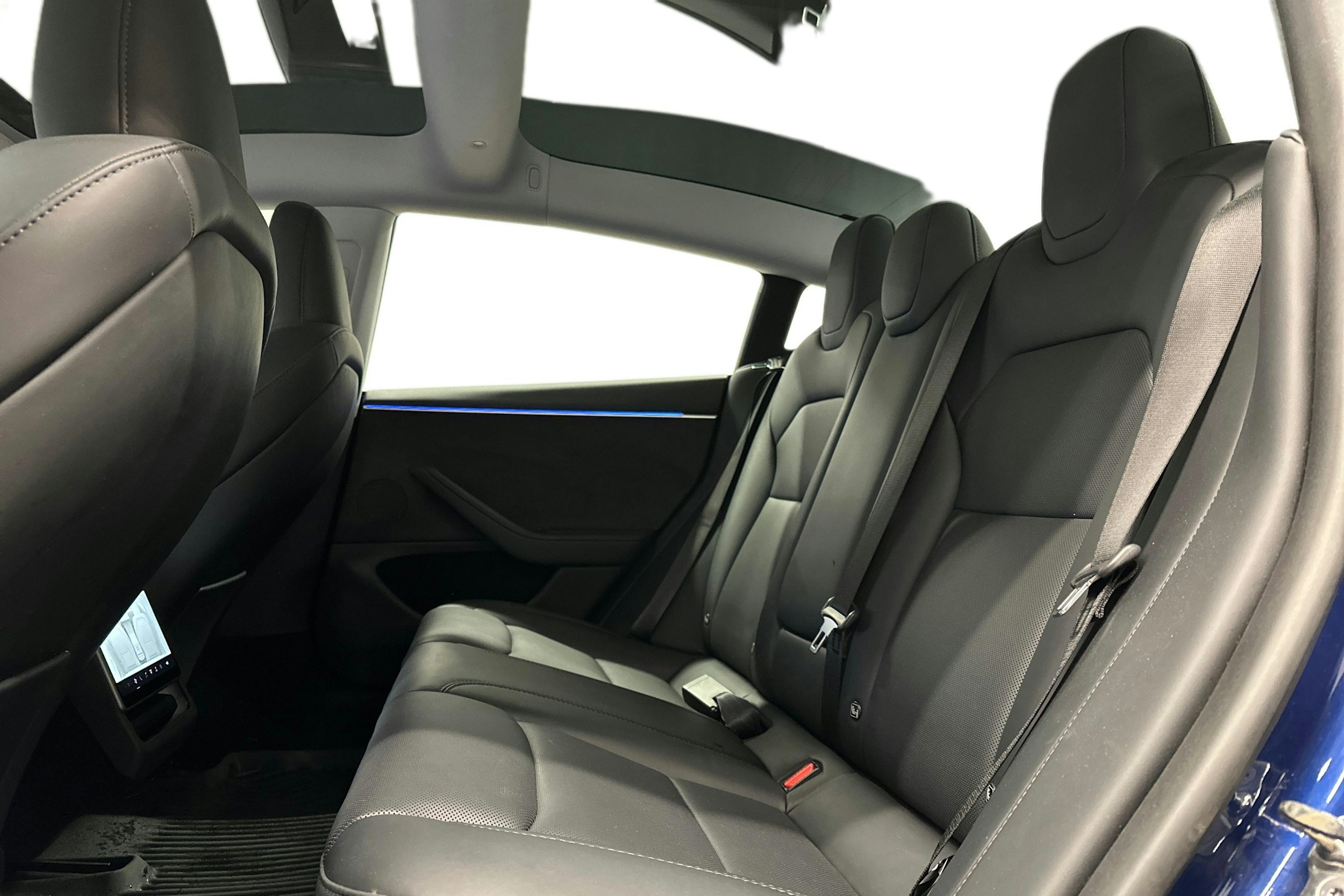 sininen Tesla Model 3 2024 kuva 10.