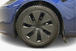 sininen Tesla Model 3 2024 kuva 11.