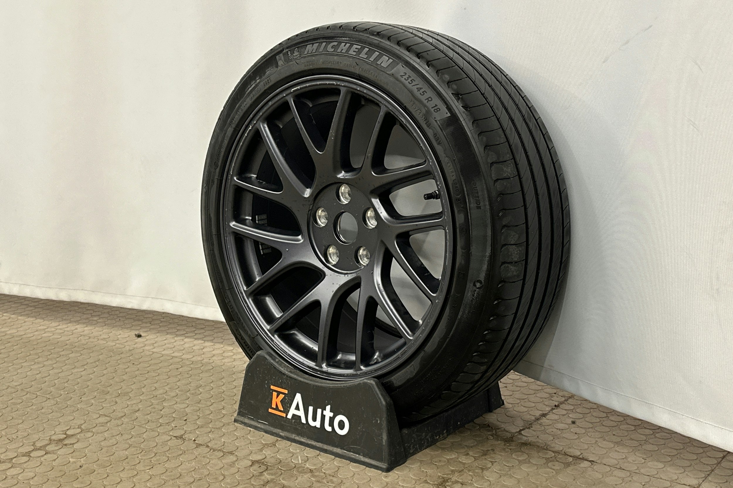 sininen Tesla Model 3 2024 kuva 13.