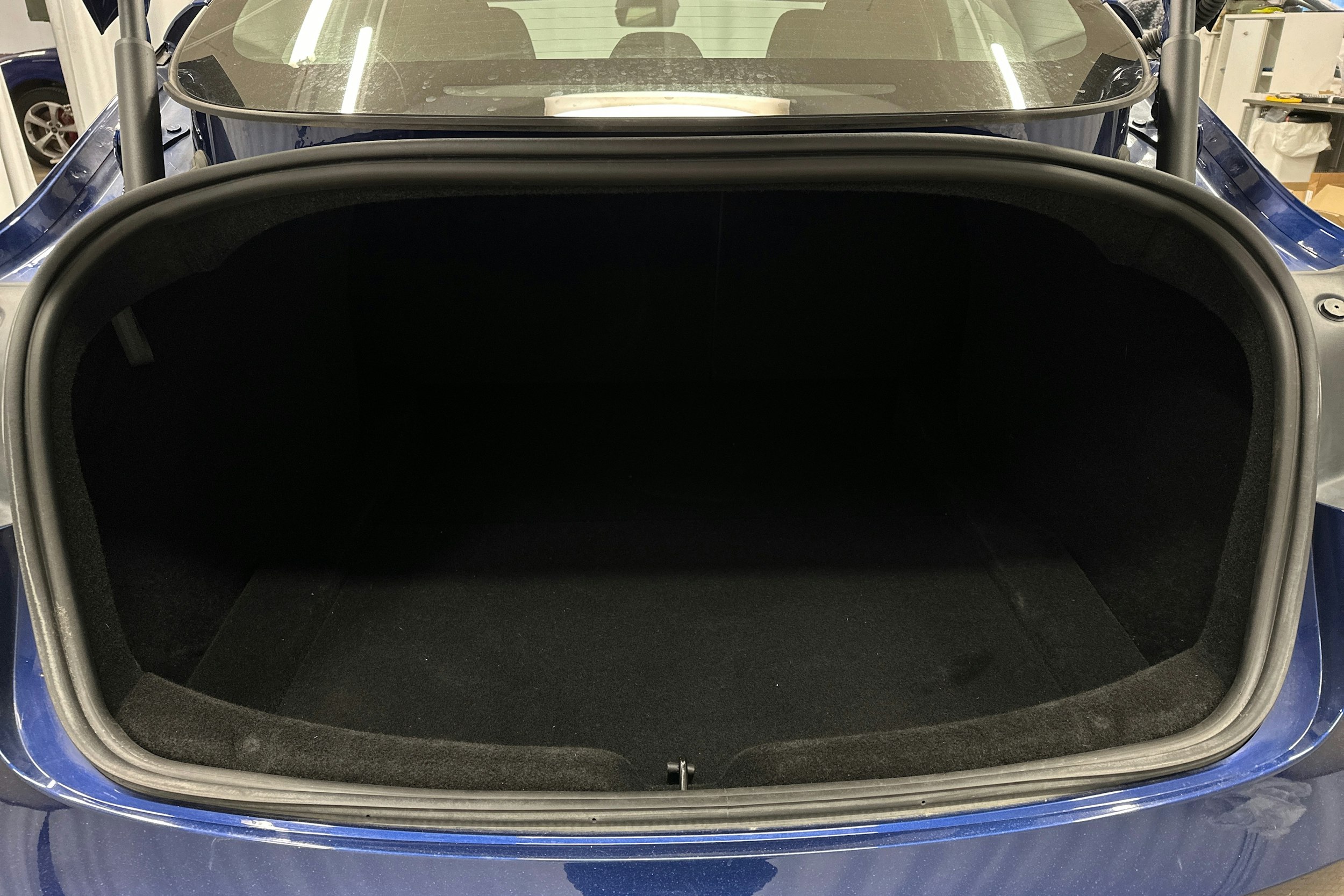 sininen Tesla Model 3 2024 kuva 14.