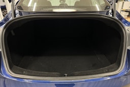 sininen Tesla Model 3 2024 kuva 14.