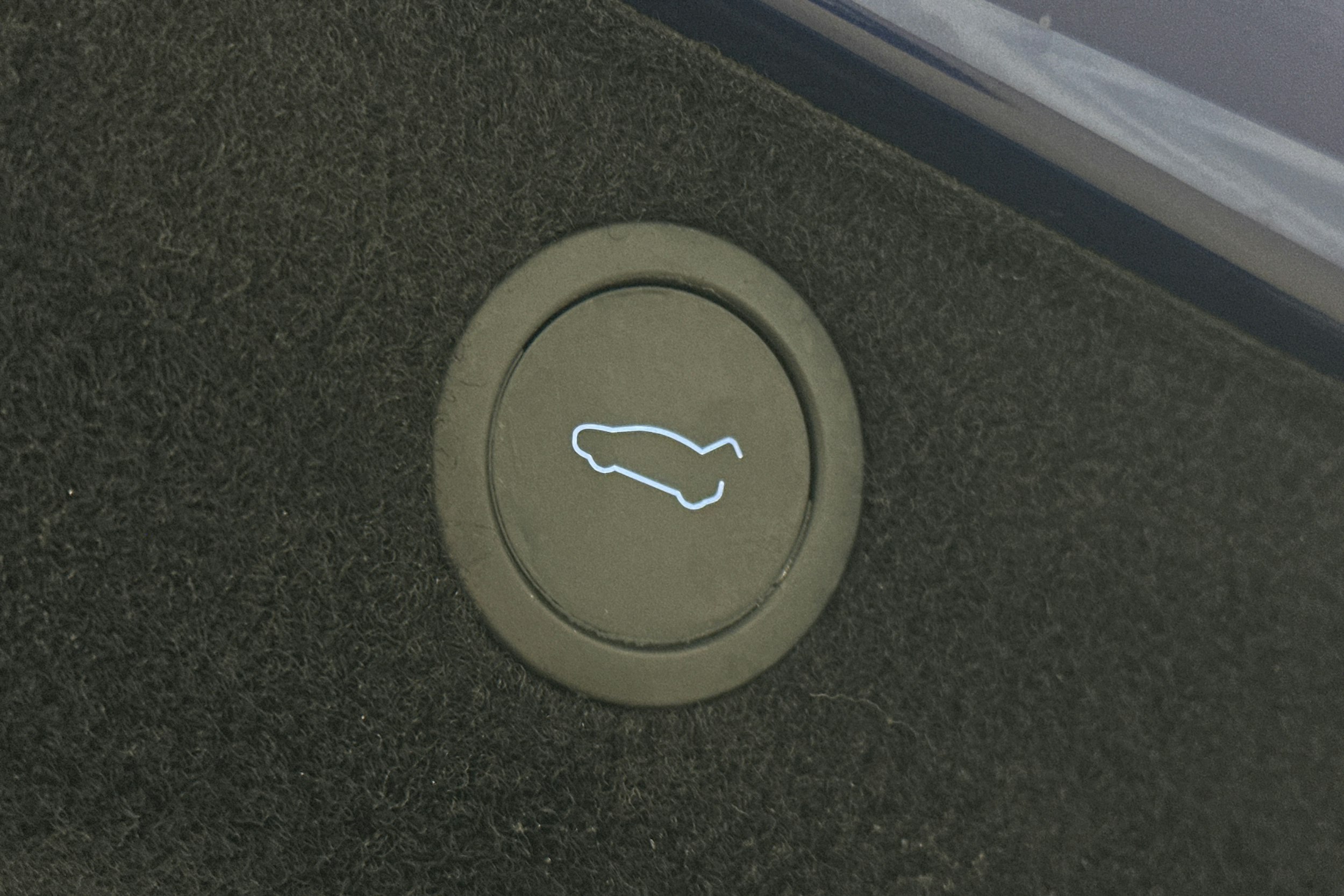 sininen Tesla Model 3 2024 kuva 15.