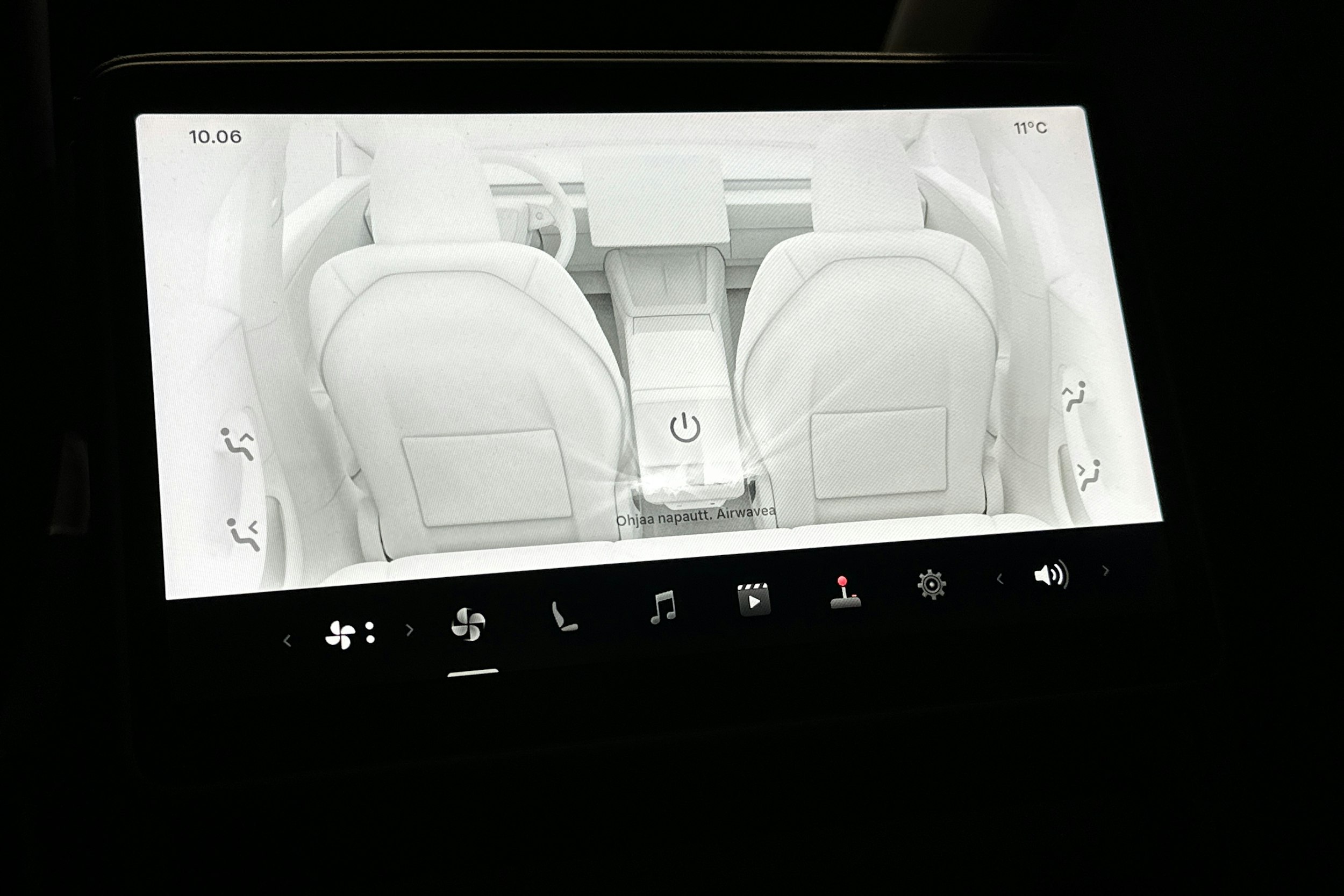 sininen Tesla Model 3 2024 kuva 16.