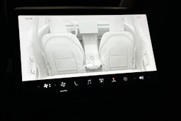 sininen Tesla Model 3 2024 kuva 16.