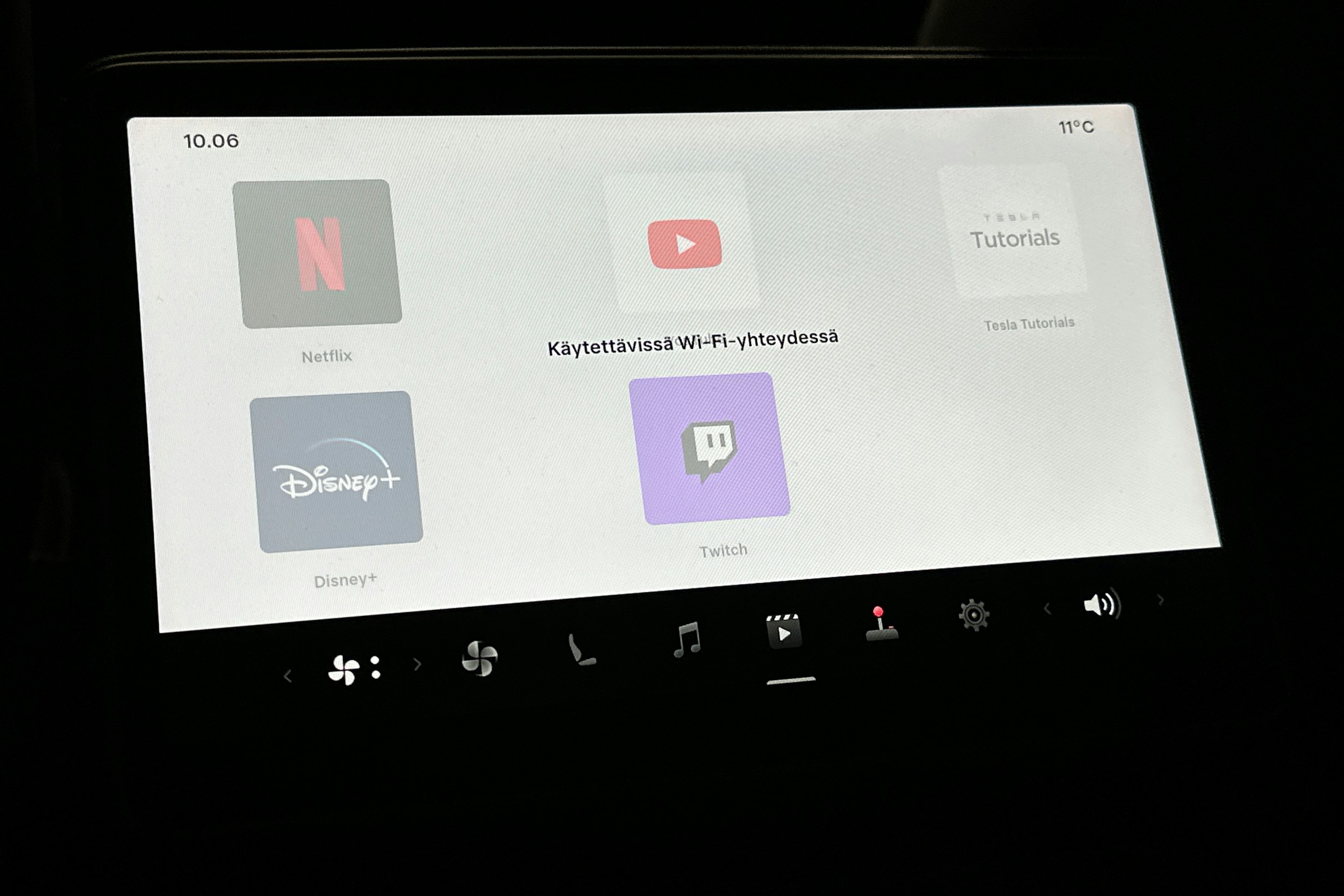 sininen Tesla Model 3 2024 kuva 17.