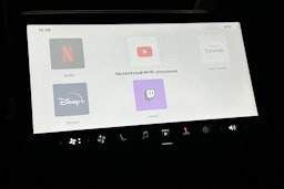 sininen Tesla Model 3 2024 kuva 17.