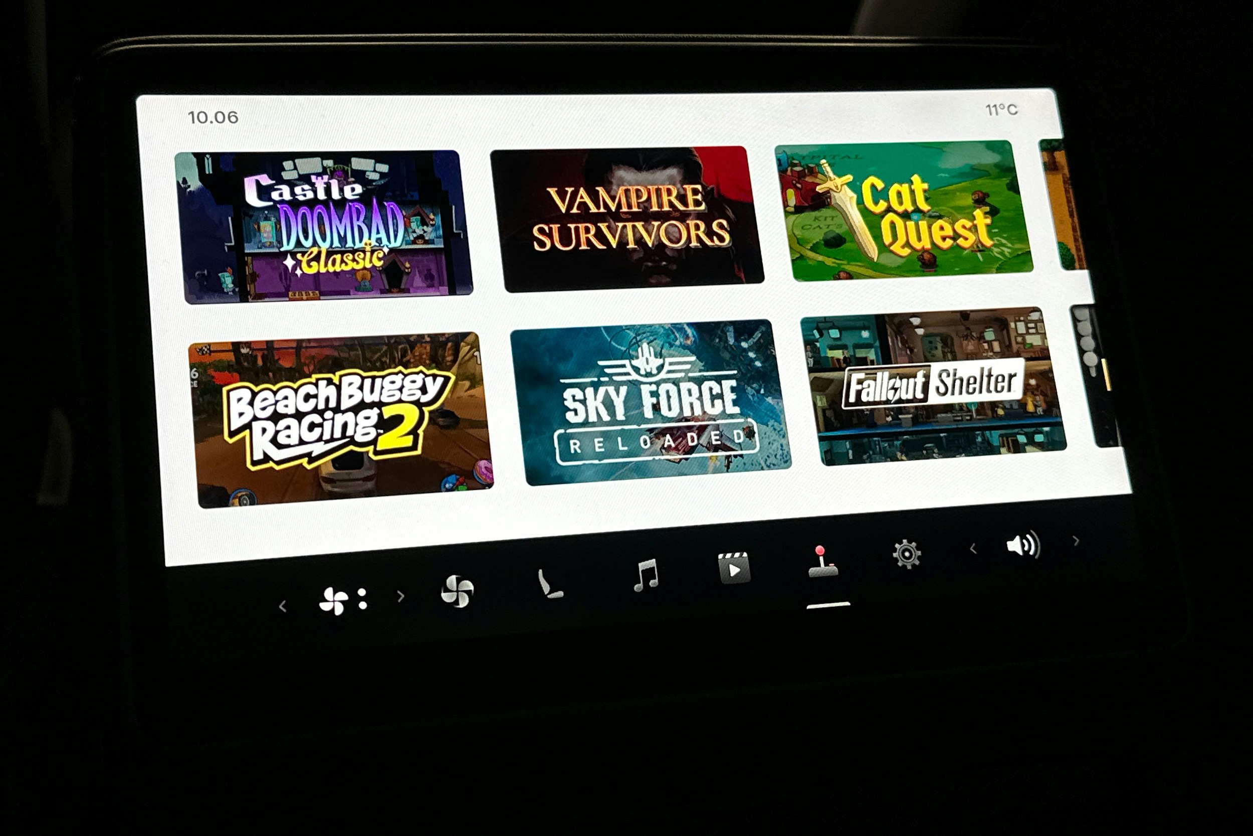 sininen Tesla Model 3 2024 kuva 18.