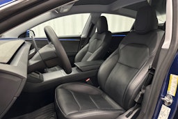 sininen Tesla Model 3 2024 kuva 19.