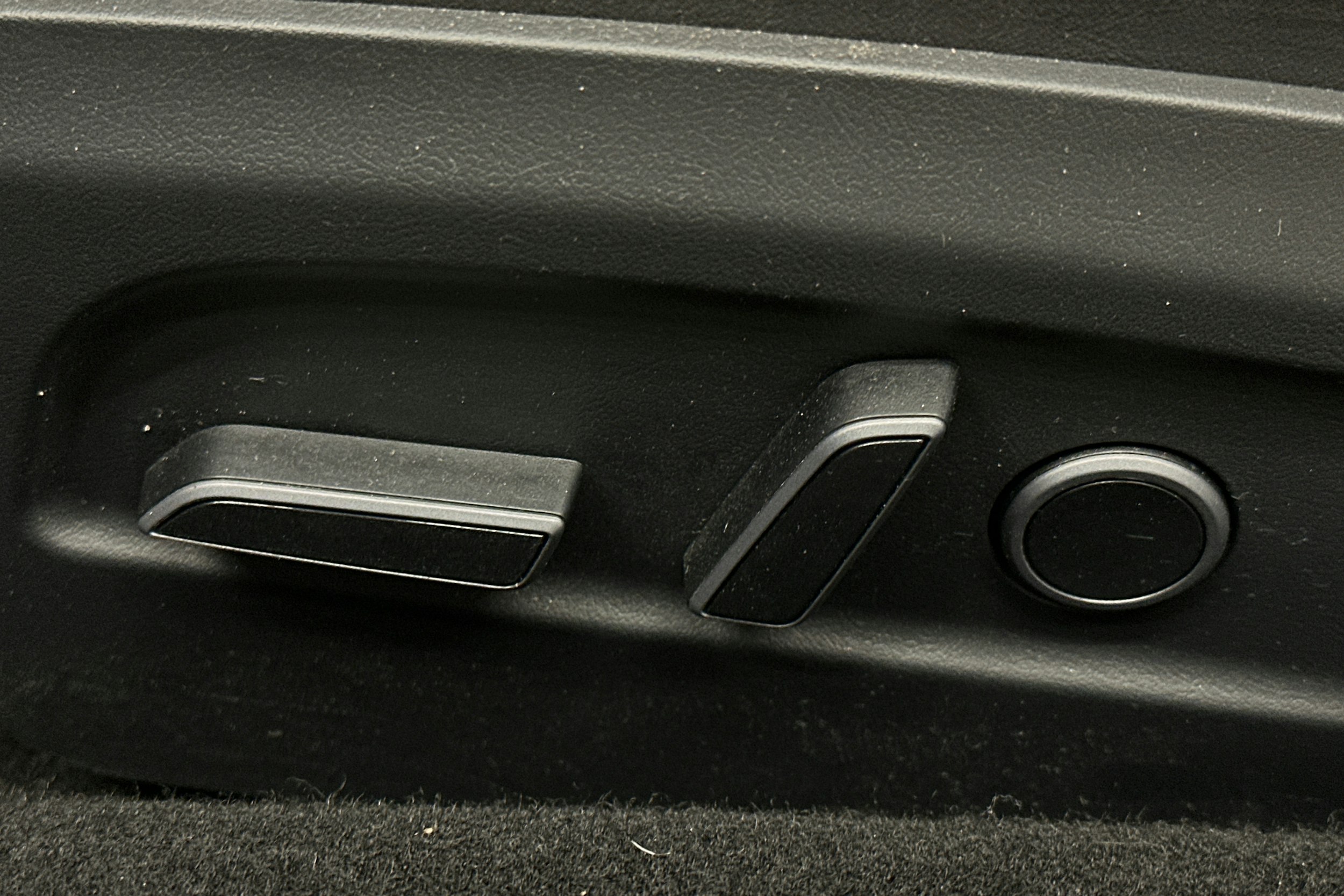 sininen Tesla Model 3 2024 kuva 20.