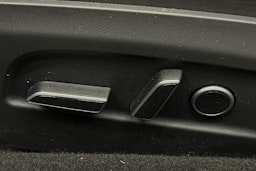 sininen Tesla Model 3 2024 kuva 20.