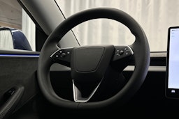 sininen Tesla Model 3 2024 kuva 21.