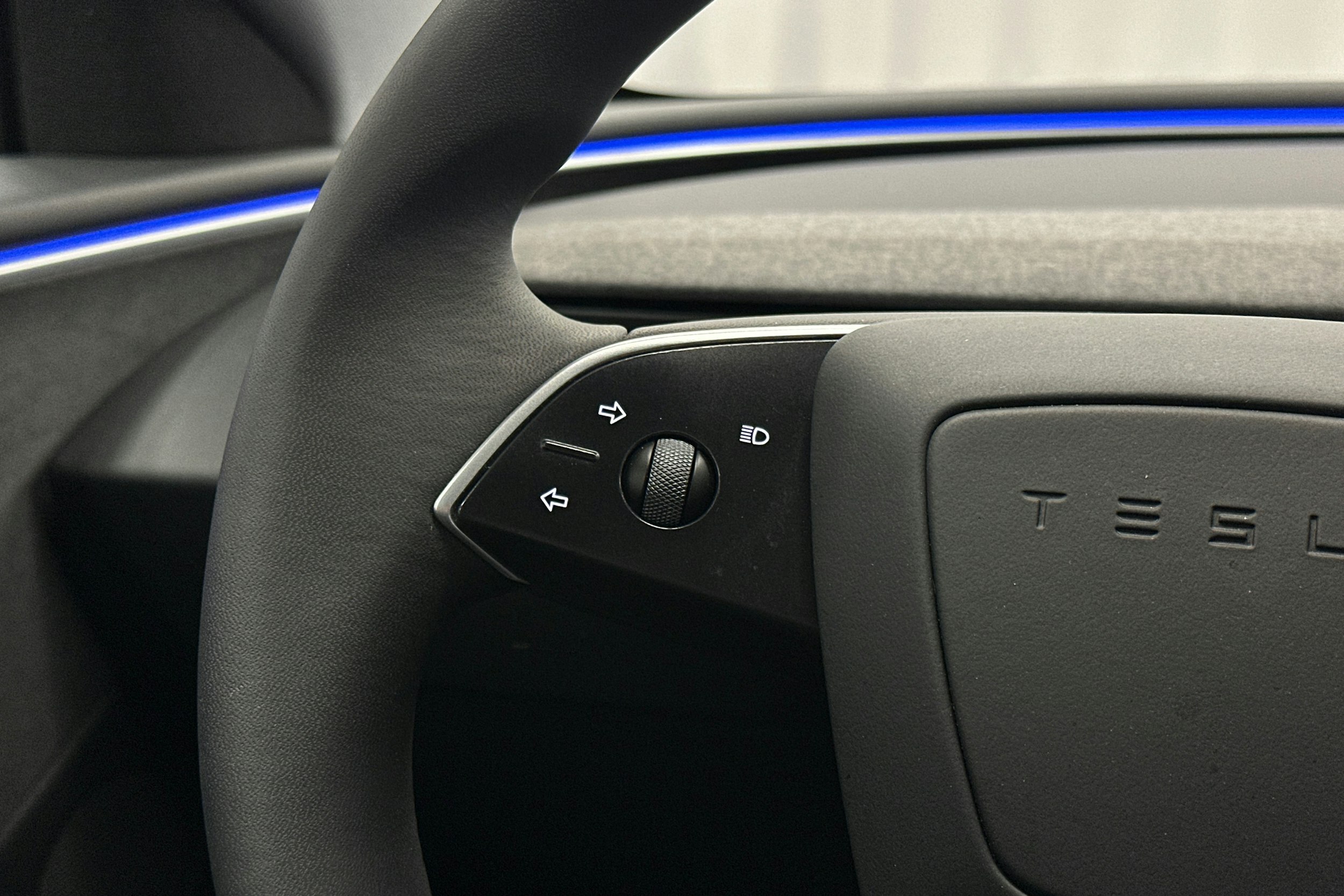 sininen Tesla Model 3 2024 kuva 22.