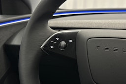 sininen Tesla Model 3 2024 kuva 22.