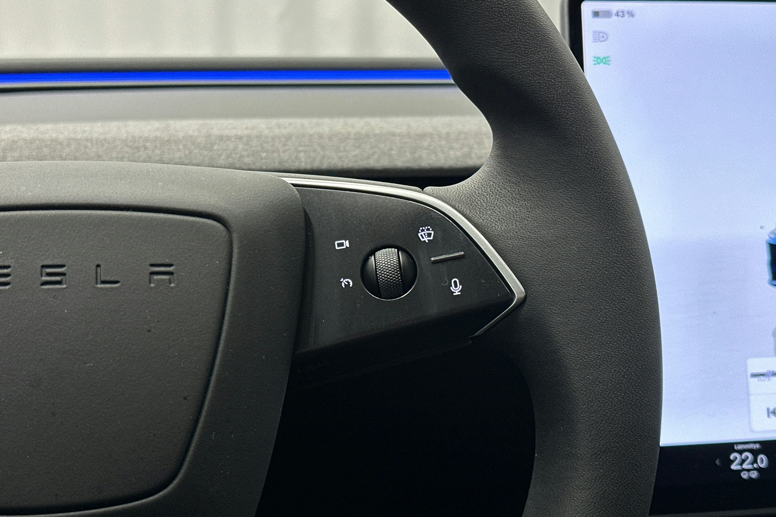 sininen Tesla Model 3 2024 kuva 23.