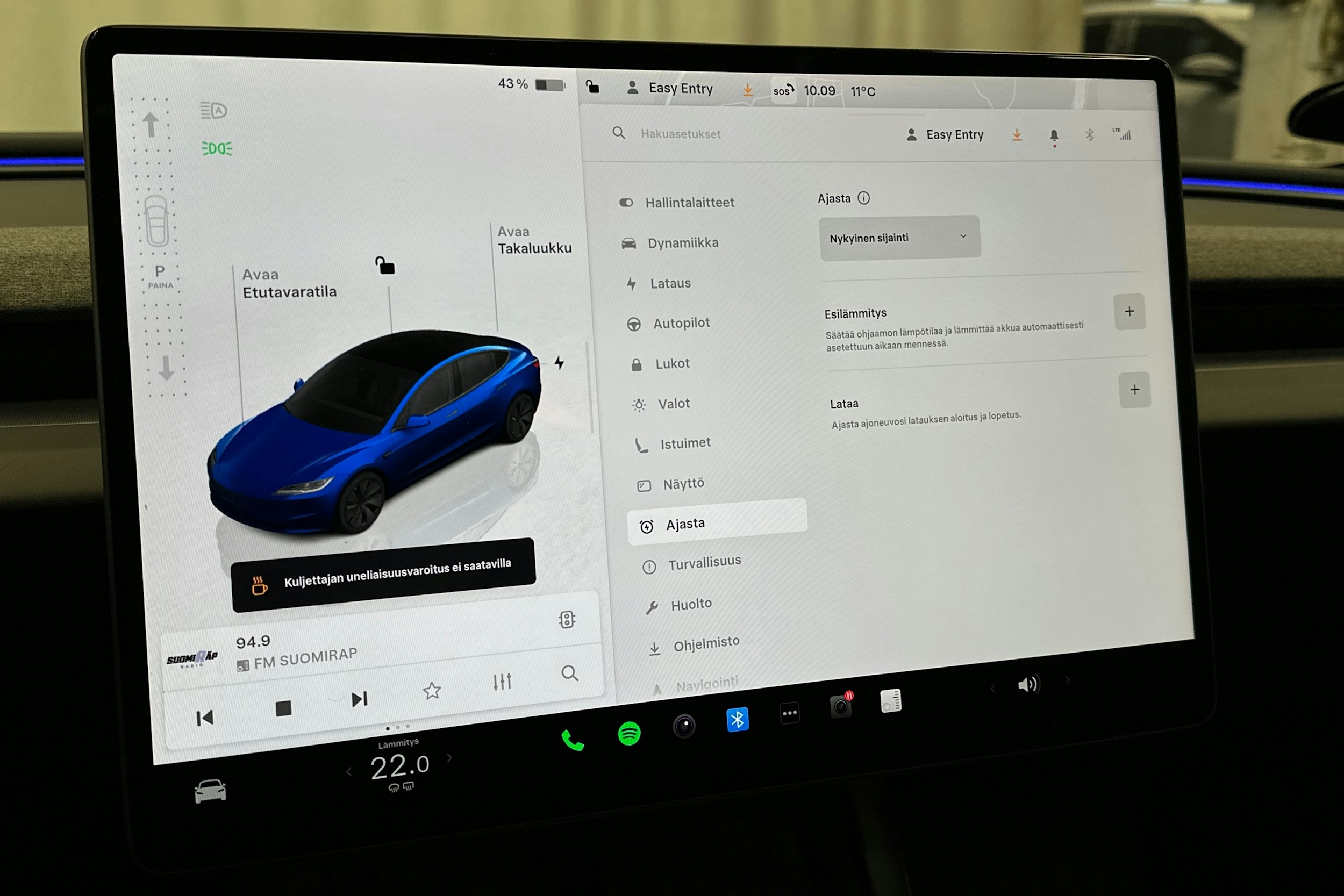 sininen Tesla Model 3 2024 kuva 27.