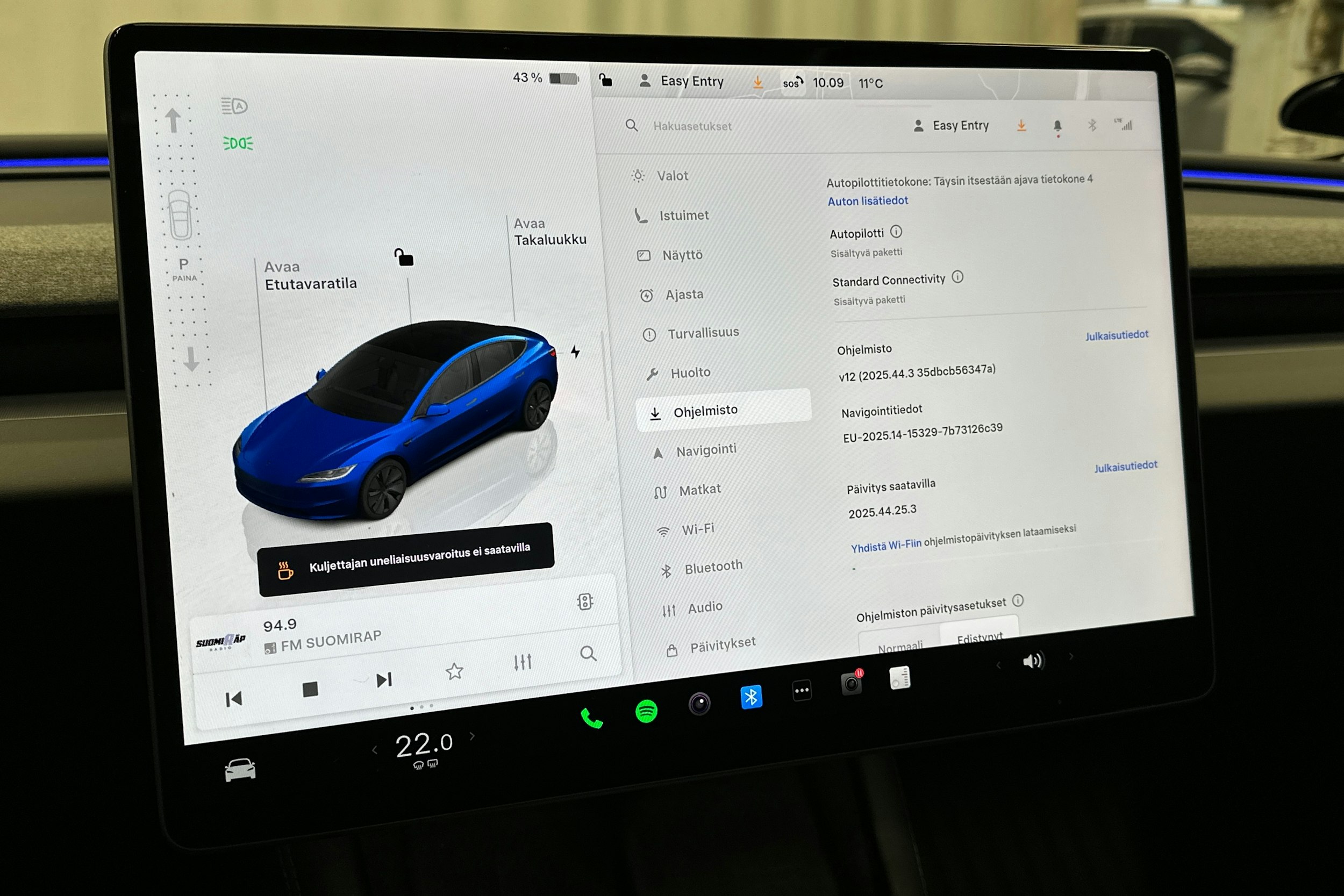 sininen Tesla Model 3 2024 kuva 28.
