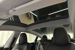 sininen Tesla Model 3 2024 kuva 31.