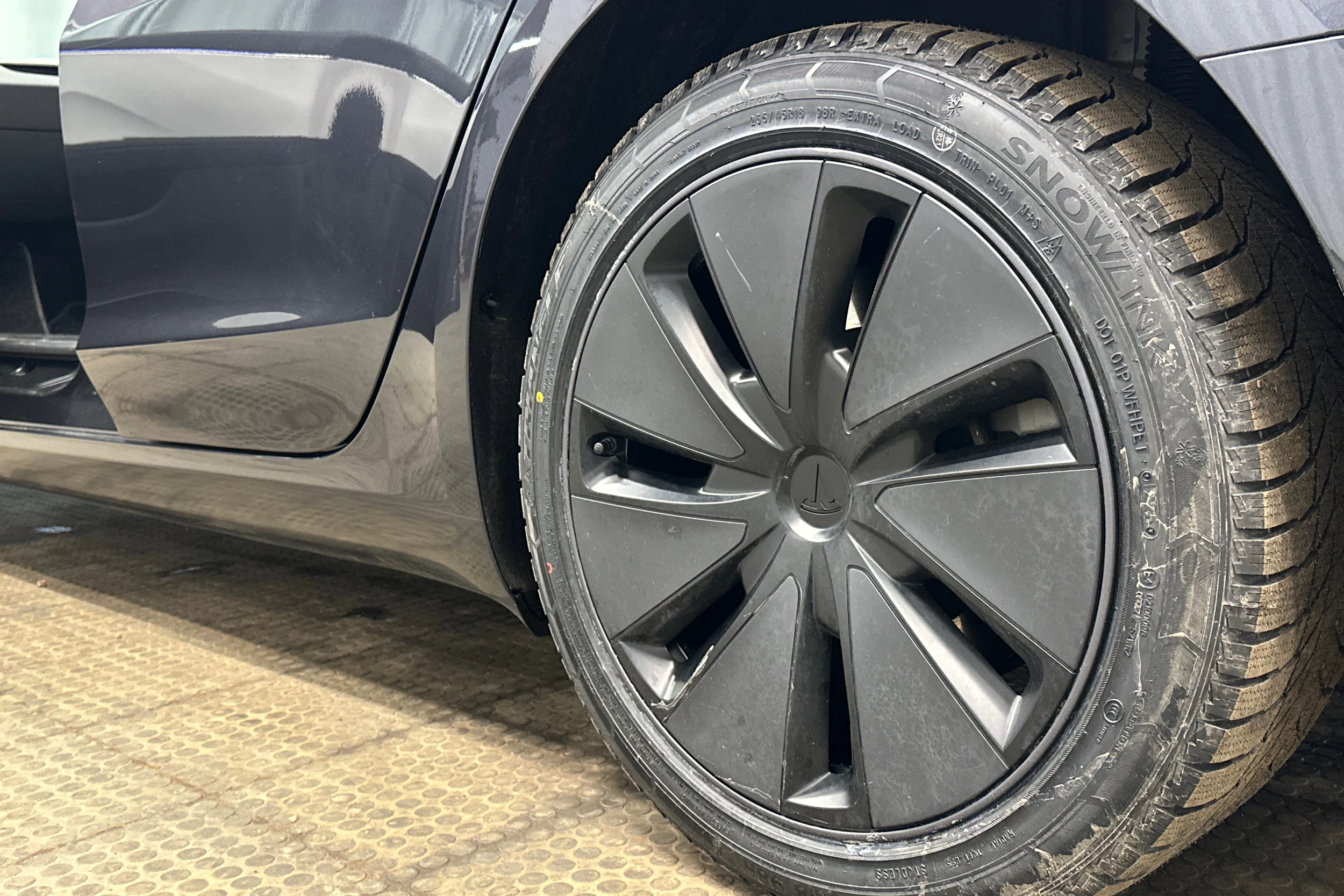 harmaa Tesla Model 3 2024 kuva 10.